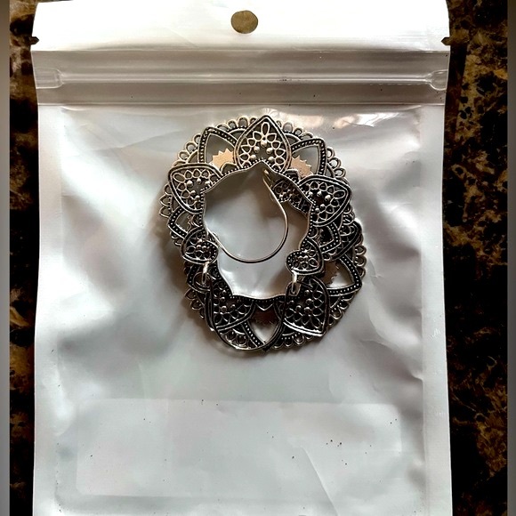 BOGO 50% Off NWT Women’s Vintage Silver Boho Flower Carved Hoop Dangle Earrings - Picture 3 of 7